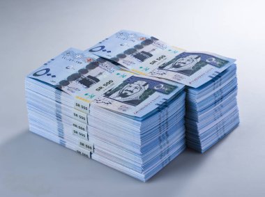 Kral Abdula görüntü ile 500 Suudi Arabistan Riyali banknotlar yığınları