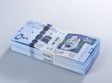 Kral Abdulazi görüntü ile 500 Suudi Arabistan Riyali banknotlar yığını