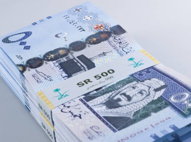 Kral Abdulazi görüntü ile 500 Suudi Arabistan Riyali banknotlar yığını
