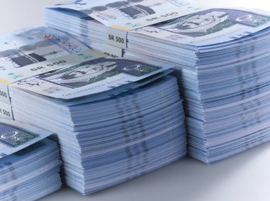 Kral Gegiç görüntü ile 500 Suudi Arabistan Riyali banknotlar yığınları