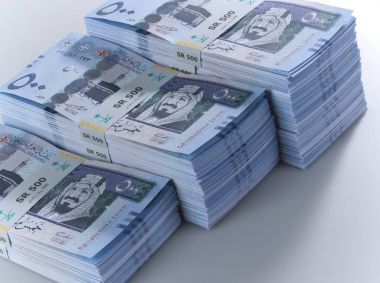 Kral Abdula görüntü ile 500 Suudi Arabistan Riyali banknotlar yığınları
