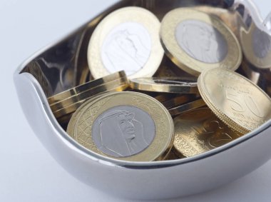 Yeni Suudi Arabistan Riyali ve Halalas Kral Salman gösterilen paralar