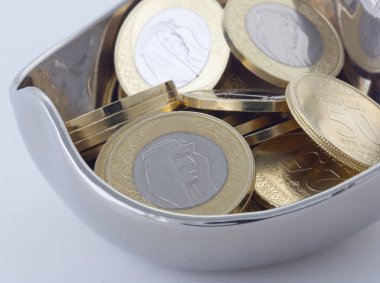 Yeni Suudi Arabistan Riyali ve Halalas Kral Salman gösterilen paralar