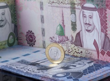 Suudi Arabistan Riyali madeni para banknot üstünde duran