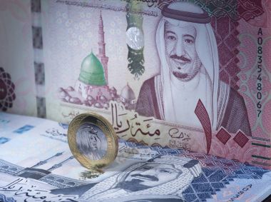 Suudi Arabistan Riyali madeni para banknot üstünde duran