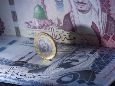 Suudi Arabistan Riyali madeni para banknot üstünde duran