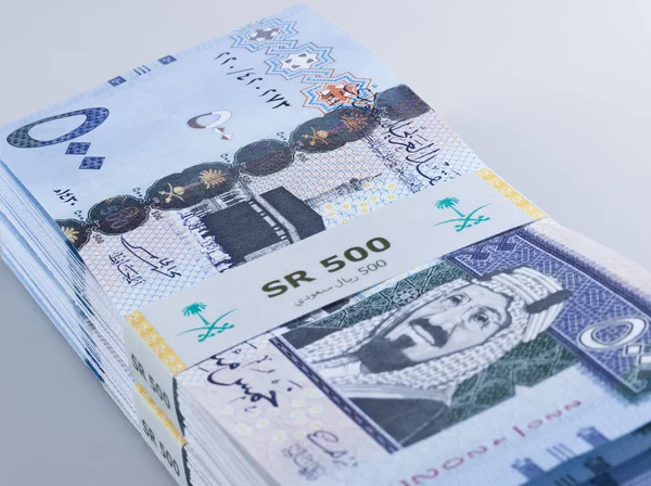 Kral Abdulazi görüntü ile 500 Suudi Arabistan Riyali banknotlar yığını