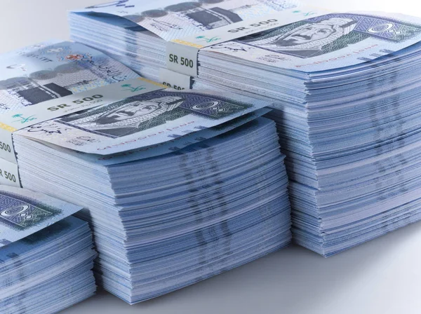 Kral Gegiç görüntü ile 500 Suudi Arabistan Riyali banknotlar yığınları
