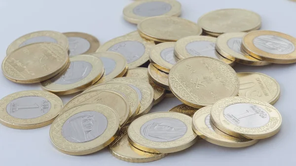 Новые саудовские монеты с изображением короля Салмана — стоковое фото