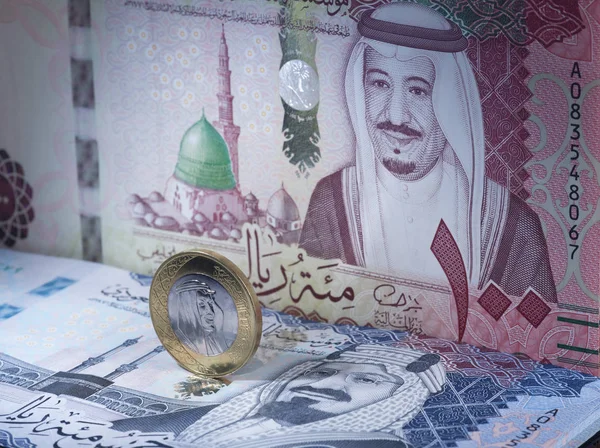 Suudi Arabistan Riyali madeni para banknot üstünde duran