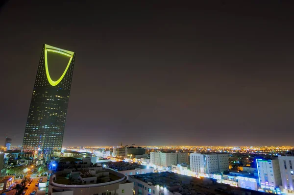 Gece manzarası Suudi Arabistan başkenti Riyad şehir