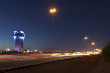 Cidde Su kulesi stree araba ışıkları hareket ile gece