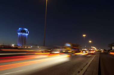 Cidde Su kulesi stree araba ışıkları hareket ile gece