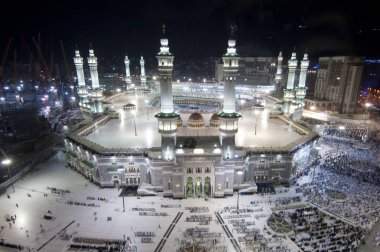 Dua ve Müslümanlar Mekke, Suudi Arabistan, hava üst görünümünde Alkaaba etrafında tavaf