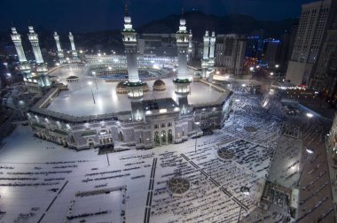 Dua ve Müslümanlar Mekke, Suudi Arabistan, hava üst görünümünde Alkaaba etrafında tavaf