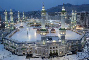 Dua ve Müslümanlar Mekke, Suudi Arabistan, hava üst görünümünde Alkaaba etrafında tavaf