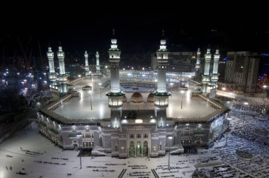 Dua ve Müslümanlar Mekke, Suudi Arabistan, hava üst görünümünde Alkaaba etrafında tavaf