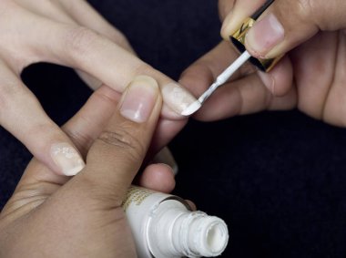 A yakın çekim manikür yaparken eller