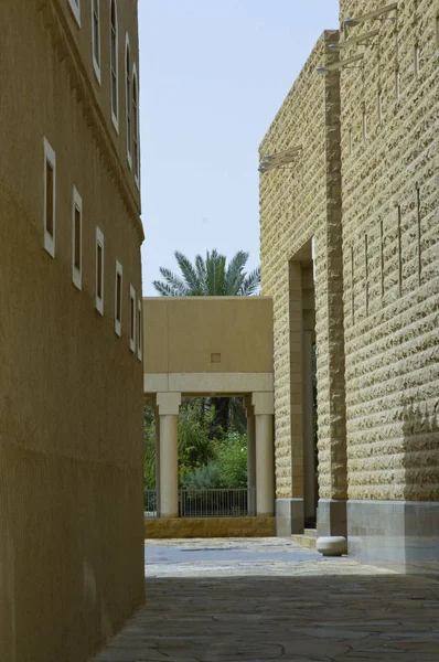 Průchod mezi budovy v historickém centru King Abdul Aziz v — Stock fotografie
