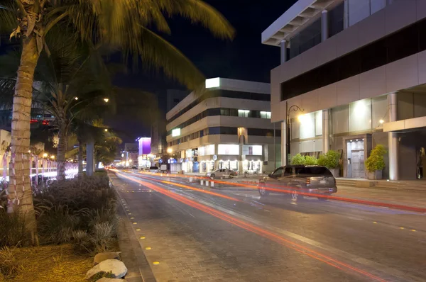 Rua Palestina em Jeddah à noite, com carro luzes movimento — Fotografia de Stock