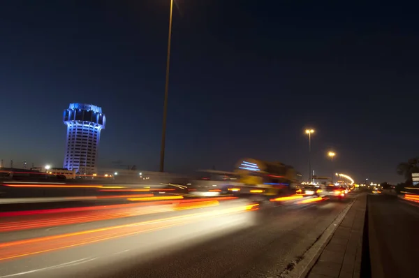 Cidde Su kulesi stree araba ışıkları hareket ile gece