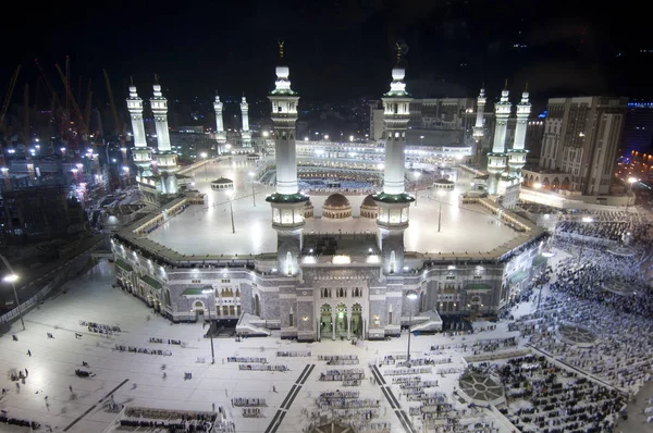 Modlitba a Tawaf muslimů kolem Alkaaba v Mekka, Saúdská Arábie, letecký pohled shora — Stock fotografie