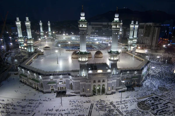 Oración y Tawaf de los musulmanes alrededor de AlKaaba en La Meca, Arabia Saudita, Vista aérea — Foto de Stock