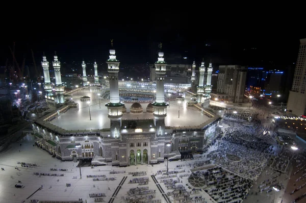 Gebed en Hadj van Moslims rond Alkaaba in Mekka, Saudi-Arabië, luchtfoto bovenaanzicht — Stockfoto