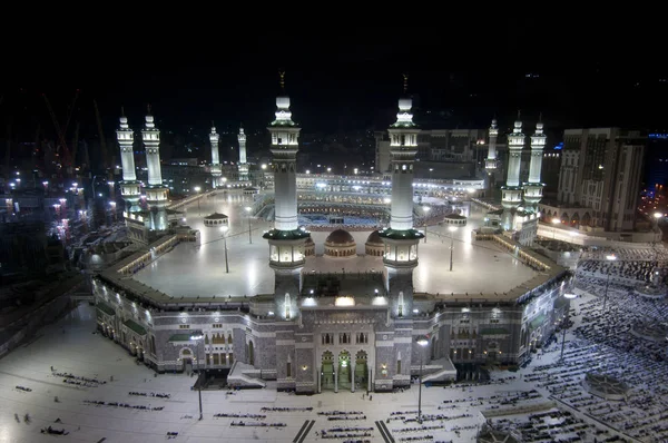 Προσευχή και Tawaf των μουσουλμάνων γύρω από Alkaaba σε Μέκκα, Σαουδική Αραβία, την εναέρια προβολή επάνω — Φωτογραφία Αρχείου