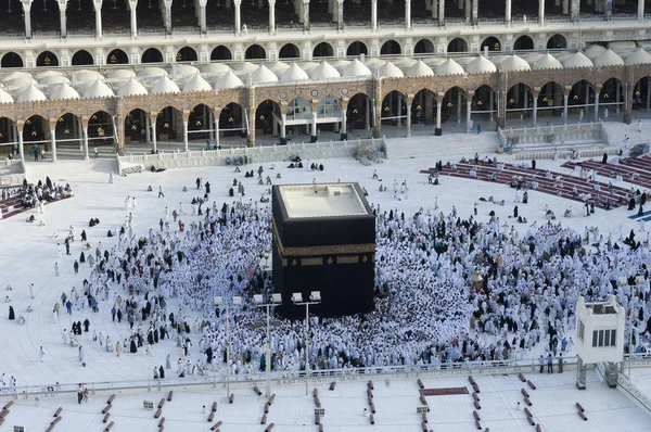 Preghiera e Tawaf dei Musulmani in giro per AlKaaba alla Mecca, Arabia Saudita, Vista aerea dall'alto — Foto Stock