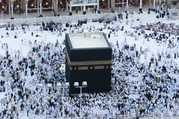 Oração e Tawaf de muçulmanos em torno de AlKaaba em Meca, Arábia Saudita, vista aérea superior — Fotografia de Stock