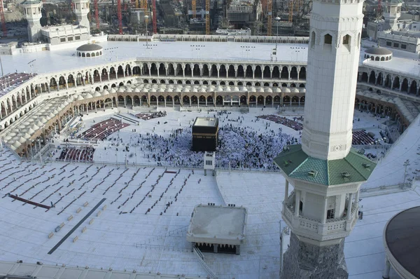 Modlitba a Tawaf muslimů kolem Alkaaba v Mekka, Saúdská Arábie, letecký pohled shora — Stock fotografie
