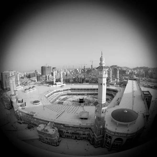 Oração e Tawaf de muçulmanos em torno de AlKaaba em Meca, Arábia Saudita, vista aérea superior — Fotografia de Stock