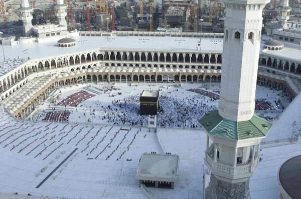 Oración y Tawaf de los musulmanes alrededor de AlKaaba en La Meca, Arabia Saudita, Vista aérea —  Fotos de Stock
