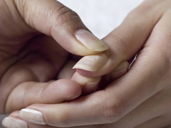 Крупный план женских рук, делающих маникюр — стоковое фото