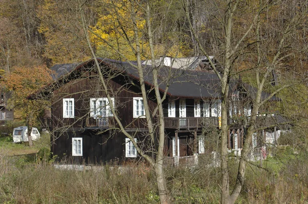 Trähus i den byn Ojcow ligger i den södra äv — Stockfoto