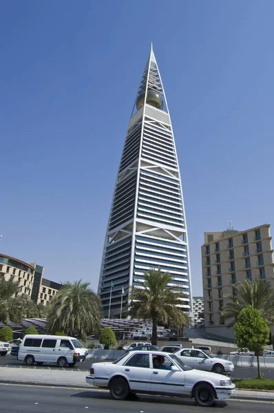 Torre Al Faisaliah y alrededores el 21 de octubre de 2007 en Riad — Foto de Stock