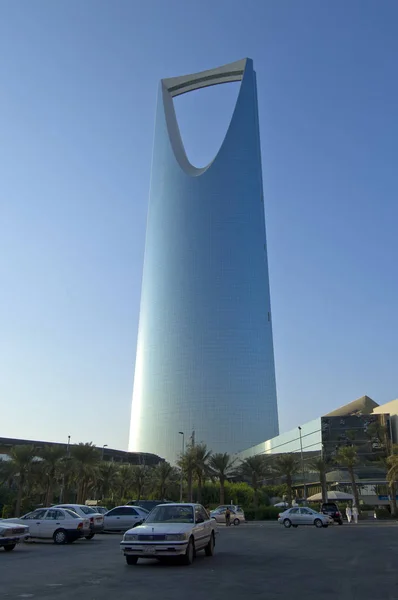 RIYADH - 21 de octubre: Torre del Reino y Alrededores el 2 de octubre —  Fotos de Stock