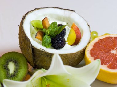 Yarım Hindistan cevizi krem ve taze meyve salatası natürmort ile