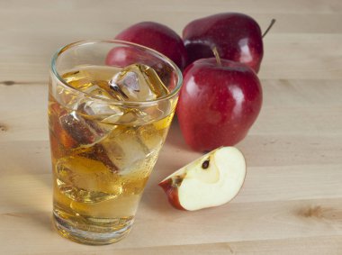 Bir bardak taze soğuk elma suyu buz yanında elma ile