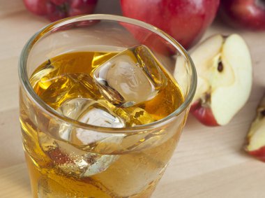 Bir bardak taze soğuk elma suyu buz yanında elma ile