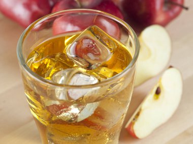 Bir bardak taze soğuk elma suyu buz yanında elma ile