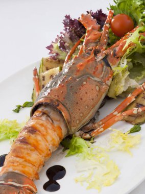 Istakoz ve taze sebze ile bir öğle yemeği tabak