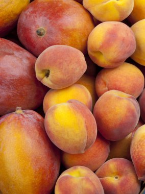 Grup taze şeftali ve mango arka plan en iyi atış