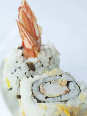 Suşi tabağı, iki adet yakın çekim