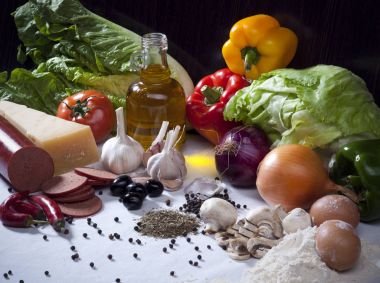 Et, peynir, yumurta, baharatlar, zeytin yağı ve diğer gıda maddeleri ile sebze natürmort kompozisyon