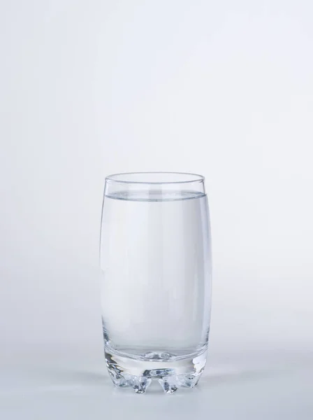 Verre d'eau sur fond blanc — Photo