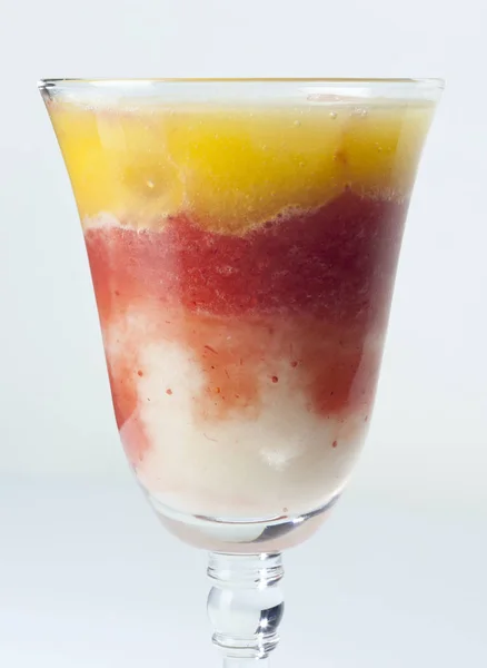 Un vaso de colorido cóctel de fresa y mango de cerca —  Fotos de Stock