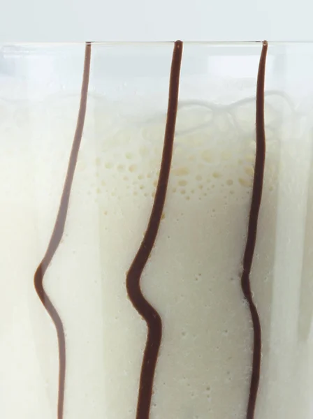 Um copo de banana e coquetel de leite de perto — Fotografia de Stock