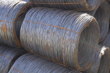 Metal çubuk rulo zemin güneş ışığı ile yığılmış